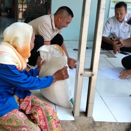 Serah Terima Bantuan Pangan Untuk Warga Masyarakat Desa Bawahan Seberang